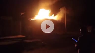 সোৱণশিৰি ভাগ: ঘিলামৰা তিনিআলিত ভয়ংকৰ অগ্নিকাণ্ড, জাহ গ'ল তিনিখন ব্যৱসায়িক প্ৰতিষ্ঠানৰ কেইবালক্ষাধিক টকাৰ সামগ্ৰী