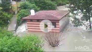 राजगढ़ी: स्याना चट्टी में यमुना नदी का जलस्तर खतरे के निशान से ऊपर बह रहा है, शौचालय डूबा