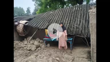 अमेठी: जिले में 4 दिनों से हो रही बारिश के कारण लोगों का जनजीवन हुआ अस्त व्यस्त, कच्चे मकान गिरने से कई परिवार हुए बेघर