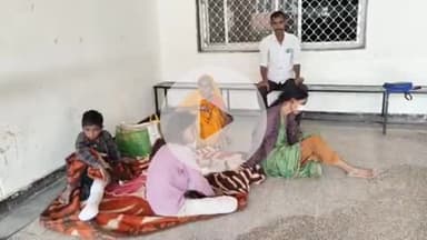 झालरापाटन: जौनपुरा चौराहे के समीप बाइक गड्ढे में गिरने से दंपती व 2 बच्चे हुए घायल, पति की हालत गंभीर