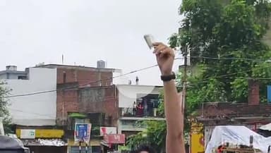 छिबरामऊ: फर्रुखाबाद चौराहे पर एक युवक ने टेलीफोन टावर पर चढ़कर किया हाई वोल्टेज ड्रामा, मौके पर पहुंची पुलिस