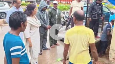 महाराजगंज: नगर के कई वार्डों का नगर पालिका अध्यक्ष ने किया निरीक्षण, जलभराव की समस्या के समाधान के लिए लगाए पंपसेट