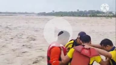 देहरादून: देहरादून में देर रात से लगातार हो रही तेज बारिश, नदी के तेज बहाव में फंसे तीन व्यक्ति