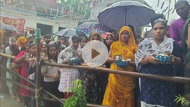 रामपुर: सावन के चौथे सोमवार पर भमरव्वा शिव मंदिर में उमड़ी भक्तों की भीड़, भारी बारिश में श्रद्धालुओं ने किया जलाभिषेक