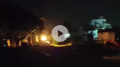 कोल: आवास विकास तालाब के पास ट्रांसफार्मर में लगी भीषण आग, स्थानीय लोगों ने बिजली सप्लाई बंद कराकर आग पर पाया काबू