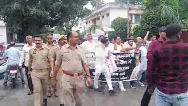 कोल: गांव खेड़ा के प्रधान पर जिला बदर कार्रवाई के विरोध में प्रधान संघ ने डीएम कार्यालय के बाहर धरना दिया