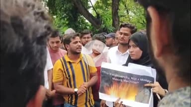 कोल: AMU में फीस बृद्धि को लेकर छात्रों का आक्रोशित विरोध प्रदर्शन, धरने पर बैठे छात्र-छात्राएं, एक छात्रा की तबियत बिगड़ी