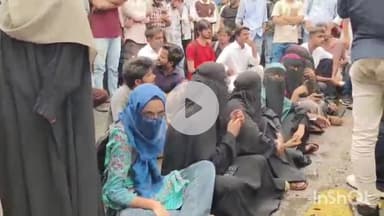 कोल: AMU में फीस वृद्धि को लेकर छात्र-छात्राओं का विरोध प्रदर्शन, प्रदर्शन के दौरान एक छात्रा की तबियत बिगड़ी