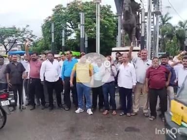 गोरखपुर: गोरखपुर बस स्टैंड पर रोडवेज बस कर्मियों ने डग्गामार वाहनों के खिलाफ किया प्रदर्शन