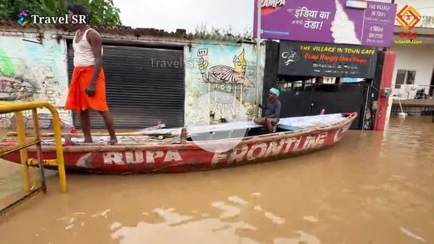 बनारस में सबकुछ डूबा, गंगा ने किया नगर प्रवेश | Varanasi Flood New | Varanasi Ganga River Update #TravelSRJ