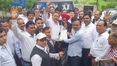 रामपुर: सोमवार को कलेक्ट्रेट में बार एसोसिएशन रामपुर ने पश्चिमी यूपी में हाईकोर्ट बेंच की मांग को लेकर प्रदर्शन किया