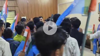 लाडपुरा: कॉमर्स कॉलेज में प्रदर्शन कर रहे NSUI के छात्रों व पुलिस के बीच धक्का-मुक्की, प्रिंसिपल रूम से खदेड़े गए छात्र