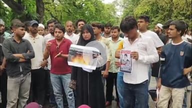 कोल: अलीगढ़ मुस्लिम विश्वविद्यालय में छात्रों ने फीस बढ़ाए जाने के खिलाफ किया जबरदस्त विरोध प्रदर्शन