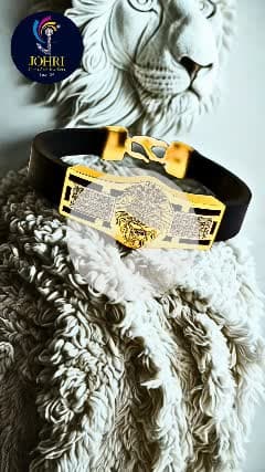 ✨ शानदार स्टाइल का नया अंदाज़! ✨
Johri Gems & Jewellers लाया है पुरुषों के लिए रॉयल गोल्ड ब्रेसलेट की शानदार रेंज।
अपने लुक को दीजिए एक दमदार गोल्ड टच – क्योंकि असली स्टाइल बोलता है! 💪💛