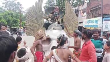 लंभुआ: सावन के अंतिम सोमवार को लंभुआ में गंगाजल लेकर मंदिरों में पहुंचे कांवड़िये, हर-हर महादेव के जयकारों से गूंजा बाजार