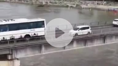 करनैलगंज: एल्गिन ब्रिज पर घाघरा नदी का जलस्तर खतरे के निशान से 30 सेंटीमीटर ऊपर