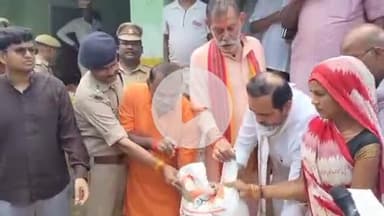 कर्वी: कंपोजिट विद्यालय सरधुवा में प्रभारी मंत्री मनोहरलाल मन्नू ने बाढ़ प्रभावितों को बांटी राहत किट