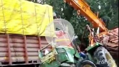 कासगंज: गल्ला मंडी के समीप ईंटों से भरे ट्रैक्टर और पिकअप में हुई टक्कर, ट्रैक्टर सवार 3 लोग घायल