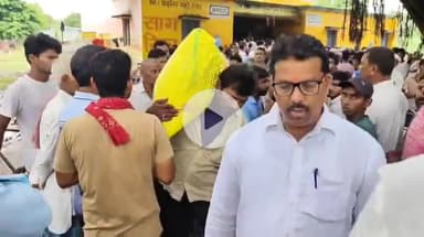 पडरौना: जिले में खाद की कमी से किसान परेशान, साखोपार बी-पैक्स सचिव पर ₹300 में खाद बेचने का आरोप