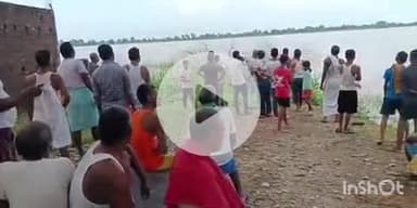 फतुहा: मौजीपुर गंगा घाट पर नहाने के दौरान एक किशोरी डूबी एसडीआरएफ की टीम कर रही है तलाश।