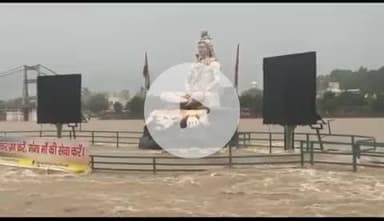 ऋषिकेश: VIP घाट कहलाने वाला परमार्थ घाट भी डूबा गंगा नदी के पानी में, जलस्तर बढ़ने से दिखा खौफनाक मंजर, क्षेत्र अलर्ट पर