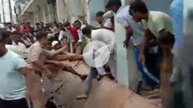 रामपुर: टांडा कस्बा में दुकानों का छज्जा तोड़ते समय 3 मजदूर दबे, हायर ट्रीटमेंट के लिए रेफर, तीनों की स्थिति नाजुक