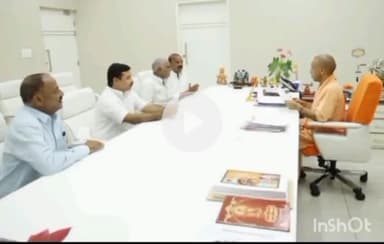 उतरौला: उतरौला नगर के बहुमुखी विकास को लेकर नगर पालिका परिषद के अध्यक्ष प्रतिनिधि अनूप चंद्र गुप्ता ने की चर्चा