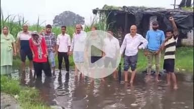 नारासन: मंडावली गांव में विद्यालय, कब्रिस्तान और श्मशान घाट में हुआ जलभराव, किसानों की गन्ने की फसल भी डूबी पानी में