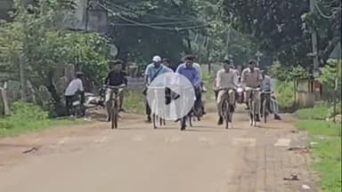 मऊगंज: साइकिल चलाकर कर्मचारियों संग कलेक्ट्रेट पहुंचे मऊगंज कलेक्टर, पर्यावरण संरक्षण व फिट रहने का दिया संदेश