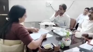 जगाधरी: यमुनानगर में विकास कार्यों को गति देने के लिए निगम मेयर ने अधिकारियों के साथ की बैठक