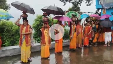 लोहाघाट: चामी चौमेल में पांच दिवसीय अषाढ़ी महोत्सव के शुभारंभ पर महिलाओं ने महोत्सव स्थल तक भव्य कलश यात्रा निकाली