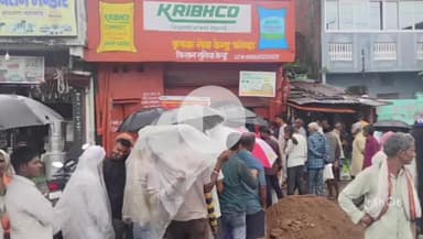 फरेंदा: फरेंदा कस्बे के कृभको के सामने खाद के लिए परेशान दिखे किसान