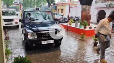 पडरौना: कुशीनगर में रिश्वतखोरी का भंडाफोड़, आयुर्वेदिक स्वास्थ्य विभाग के वरिष्ठ सहायक को ₹18 हजार की घूस लेते रंगे हाथ गिरफ्तार