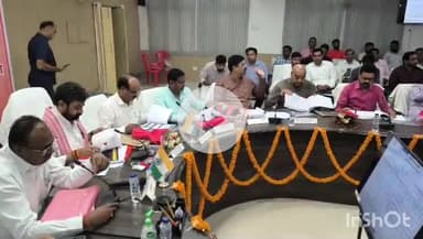 महाराजगंज: कलेक्ट्रेट सभागार में जनपद के प्रभारी मंत्री डॉक्टर दयाशंकर मिश्र उर्फ दयालु ने विकास कार्यों की बैठक की