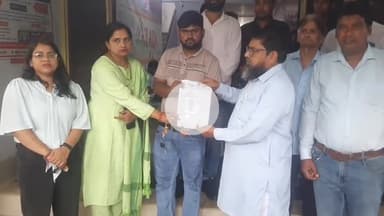 रामपुर: मंगलवार को बीएसए कार्यालय पर भारतीय वाल्मीकि धर्म समाज (भावाधस) के कार्यकर्ताओं ने किया प्रदर्शन