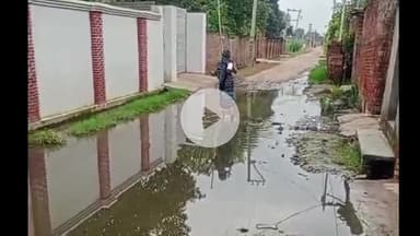 अमरोहा: रजबपुर के गांव पपसरा में मुख्य मार्ग पर जलभराव, ग्रामीण परेशान, बच्चे स्कूल नहीं जा पा रहे