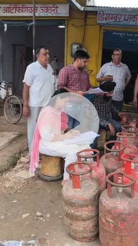 वैर: कस्बा वैर के बिचपुरी में गैस सिलेंडर के अवैध भंडारण और रिफिलिंग का पर्दाफाश, 37 घरेलू गैस सिलेंडर किए गए जब्त