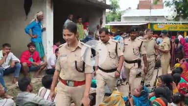 बगहा: रामनगर में यूरिया खाद लेने के लिए किसानों की उमड़ी भीड़