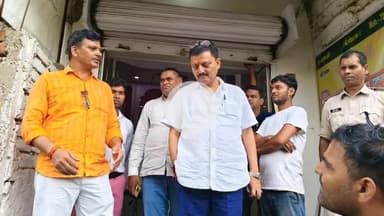 नबीनगर: बैरिया बाजार में दो जेवर की दुकानों का शटर तोड़कर चोरी, विधायक ने मामले में जल्द कार्रवाई की मांग की