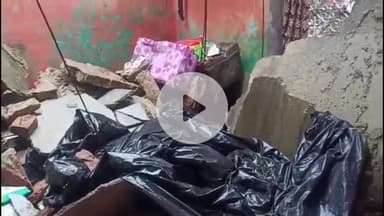 कसिया: कुशीनगर में बारिश बनी मुसीबत, 40 वर्ष पुराना मकान ढहा, परिवार बाल-बाल बचा, घर का सारा सामान बर्बाद हुआ