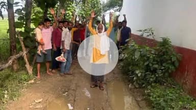 सहजनवा: पाली के निबरहर गाँव के छोटापूर्वा टोला भुसवलिया में कच्चे रास्ते को पक्का बनाने की मांग को लेकर ग्रामीणों ने प्रदर्शन किया
