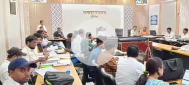 पूर्णिया पूर्व: जिला निर्वाचन पदाधिकारी सह जिला पदाधिकारी ने मतदान केंद्र पदाधिकारियों के साथ प्रज्ञान सभागार में की बैठक