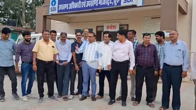 चूरू: एसडीएम ऑफिस में स्थानांतरण व पदोन्नति की मांग को लेकर शिक्षक संघ शेखावत का प्रदर्शन, एसडीएम को सौंपा 16 सूत्रीय मांगपत्र