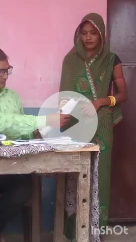 छौड़ाही: मतदाता पुनरीक्षण को लेकर मध्य विद्यालय डीही एकंबा के बूथ संख्या 180 पर बीएलओ कागजात लेने को तैयार