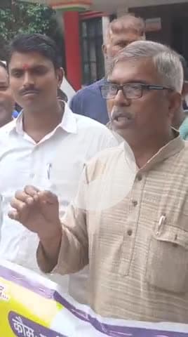 खाद्य सुरक्षा विभाग द्वारा छोटे किराना और चाय के दुकानदारों के उत्पीड़न के खिलाफ गुस्साए लोगों का प्रदर्शन ज्ञापन