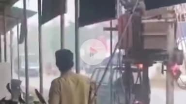 சாத்தான்குளம்: சாத்தான்குளம் மெயின் சாலையில் மழையால் ட்ரான்ஸ்பார்மர் தீப்பிடித்து இருந்ததால் பரபரப்பு