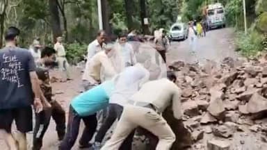 रिखणीखाल: धुमाकोट रिखणीखाल मोटर मार्ग पर गिरे भारी पत्थरों को जनसहयोग से हटाकर पुलिस ने यातायात के लिए खोला मार्ग