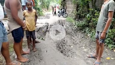 प्रतापगंज: चिलौनी दक्षिण पंचायत वार्ड 8 में कच्ची सड़क पर पानी और कीचड़ लगने से ग्रामीणों को दिक्कत का सामना करना पड़ता है