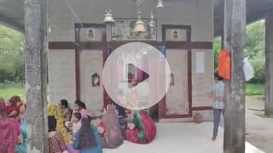 इंदरगढ़: नगर के प्राचीन गौ पुरुष मंदिर में शिव जी का सुंदर श्रृंगार, सैकड़ों महिलाओं ने किए दर्शन
