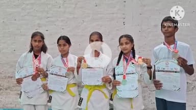 बगहा: बगहा के खिलाड़ियों ने राज्यस्तरीय कराटे प्रतियोगिता में किया शानदार प्रदर्शन